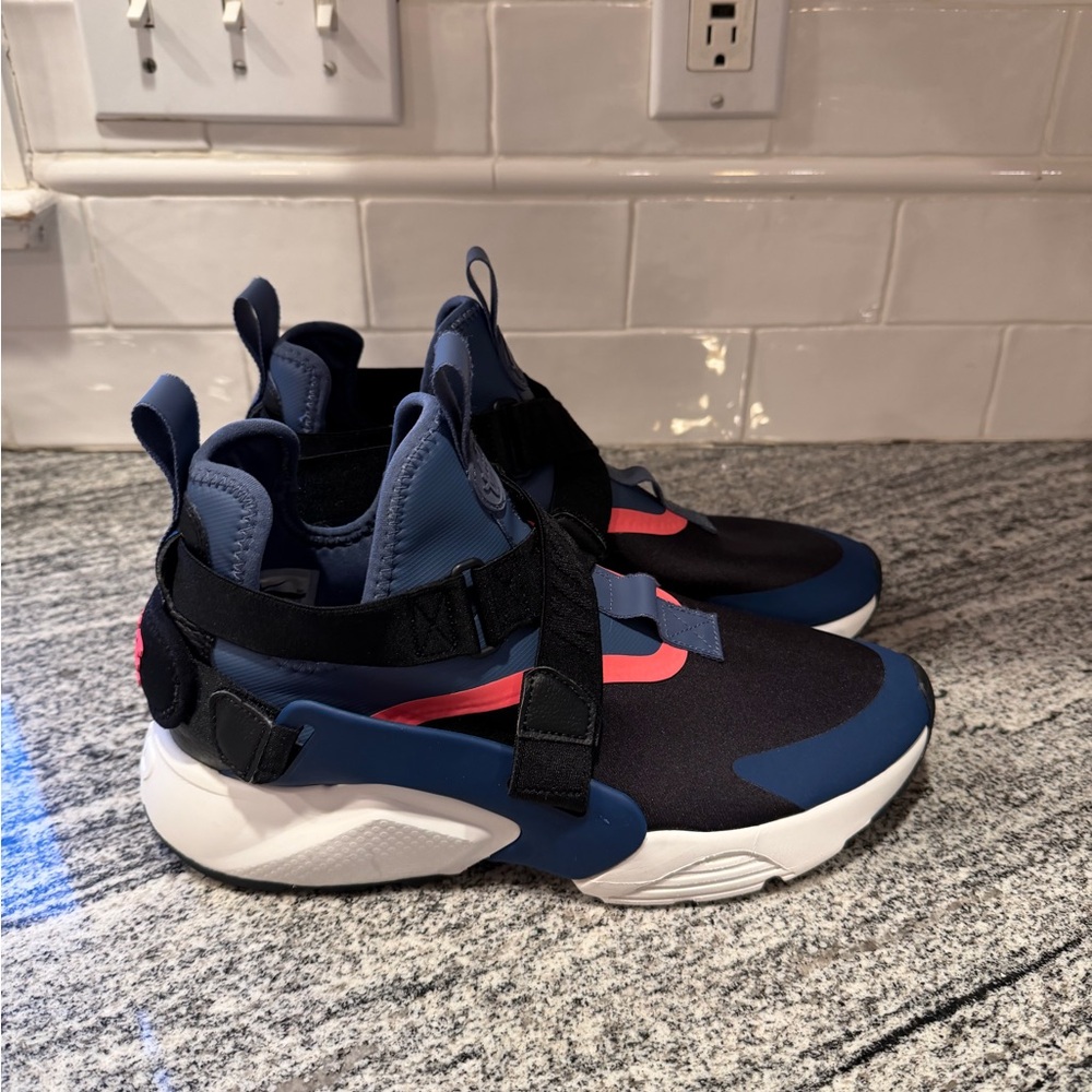 Women’s Nike Air Huarache City Utility Size 10.5 - Picture 5 of 10